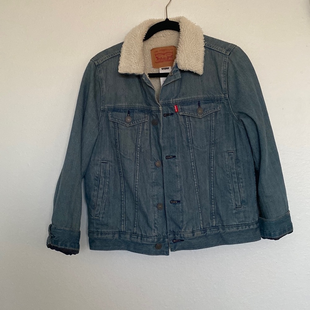 Kids Levi’s Sherpa trucker jacket. Fits woman XS